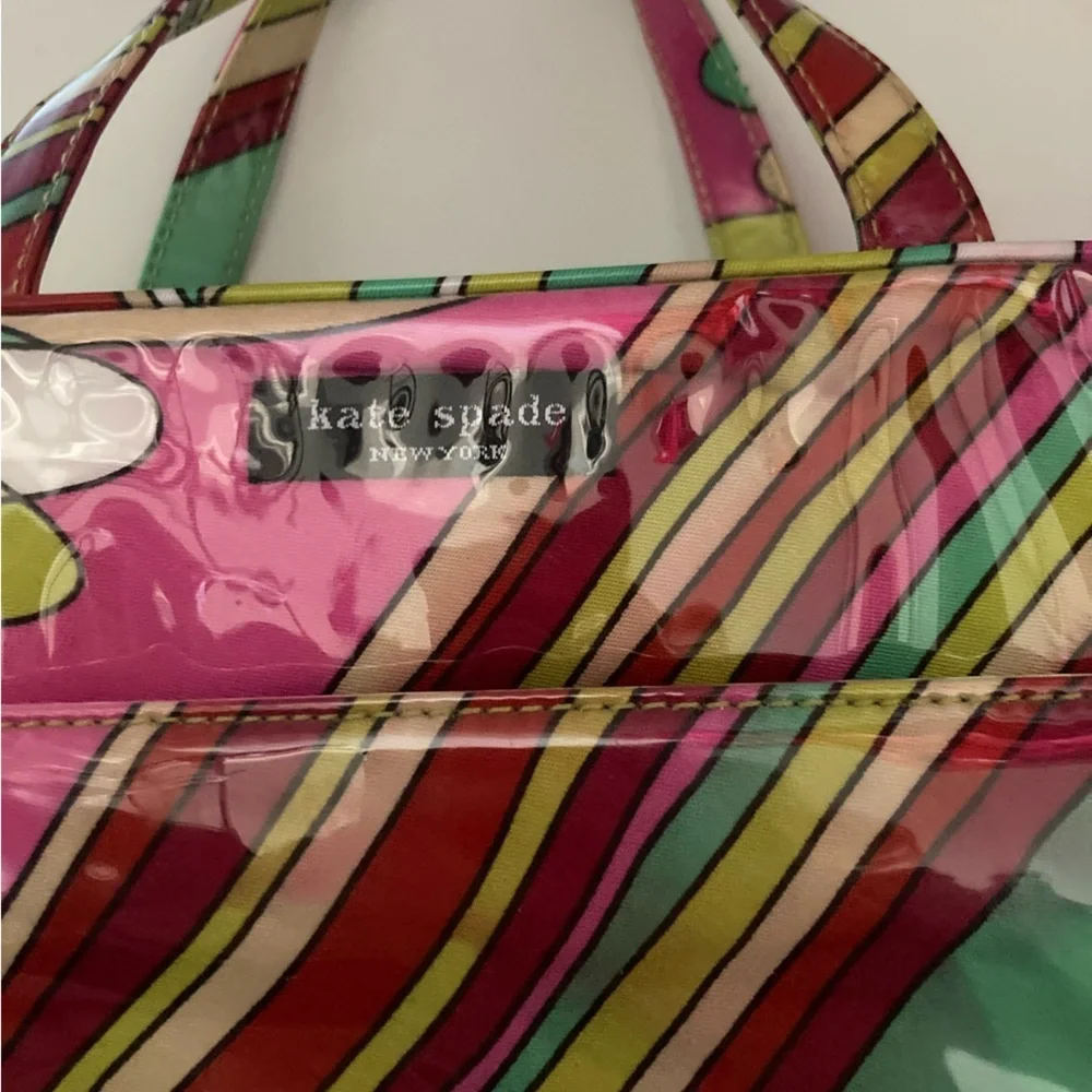 Kate Spade New York striped travel bag. EUC. Perfect for travel. Cute design